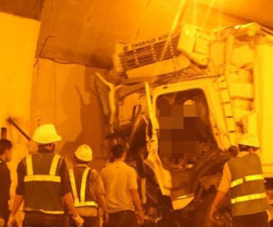 Xe tải đâm vào thành hầm Hải Vân bẹp rúm, 2 người thương vong