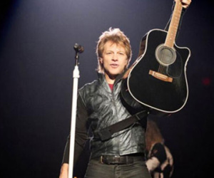 Bon Jovi hát "Ánh trăng nói hộ lòng tôi" mừng lễ Thất tịch