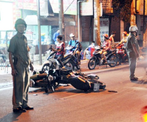 Hai xe máy tông nhau trong đêm, đôi nam nữ nguy kịch