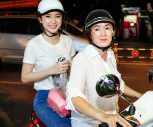 Mẹ Angela Phương Trinh chở con đi phát cơm miễn phí