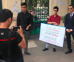 Xôn xao thanh niên trưng biển "mời chào" viết bài 200 triệu/tháng