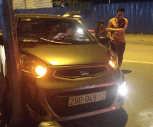 Hà Nội: Tài xế hơi men tông "xế hộp" vào cột điện