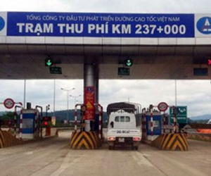 Lái xe dùng gậy đánh nhân viên thu phí