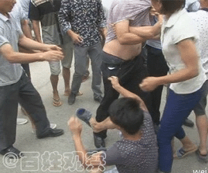 Nợ tiền công nhân, giám đốc ở Trung Quốc bị tụt quần giữa phố