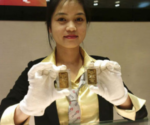 Tỷ giá tiến sát trần, vàng vẫn trên 35 triệu đồng