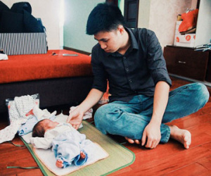 Khoảnh khắc của ông bố đơn thân xin sữa bên con