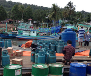 Bình gas phát nổ trên tàu hất văng 3 công nhân
