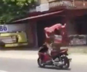 Clip: Sợ nắng chứ không sợ chết, thanh niên lái xe máy bằng chân