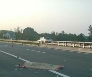 Đứng đợi xe khách trên cao tốc, mẹ chết con nhập viện