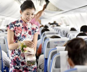 Hành khách bị bắt giam vì đòi tiếp viên trưởng cởi quần trên máy bay