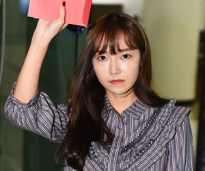 Rời SNSD, Jessica bị chê ăn mặc quê mùa và mặt ngày càng lệch
