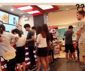 Bức ảnh tại quầy bán đồ ăn nhanh khiến giới trẻ Việt xấu hổ