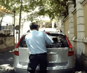 Camera hành trình “bắt sống” bảo vệ bẻ gạt nước Hyundai i30