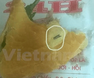 Cắn phải dao lam trong bánh mì của chuỗi cửa hàng 24h