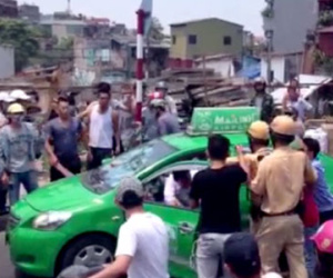 Cảnh sát giao thông truy đuổi taxi vi phạm trên phố