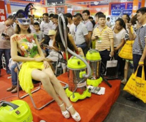 Chiêu "hút" khách bằng cách thuê người mẫu không mặc gì ngồi bên sản phẩm