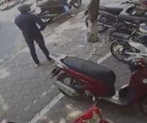 Clip tên trộm hai lần bẻ khóa xe SH ở Hà Nội
