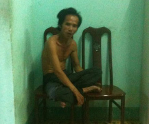 Khỏa thân ra đường, chửi công an vì được... cho ăn quá no!