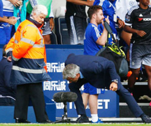 Mourinho bị báo chí Anh soi mói vì hành động kỳ quặc