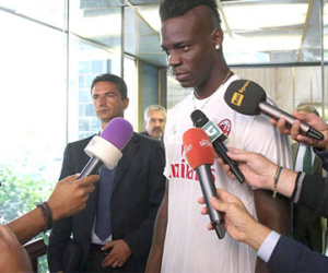 AC Milan mượn Mario Balotelli từ Liverpool: Chào "Táo thối" trở về!