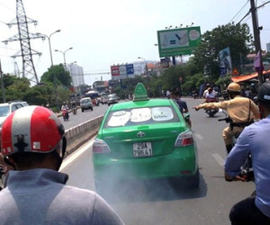 Bắt khẩn cấp tài xế taxi tông CSGT rồi bỏ chạy