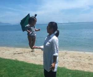 Clip: Bé 7 tháng tuổi đứng vững trên bàn tay mẹ ở bãi biển Hội An