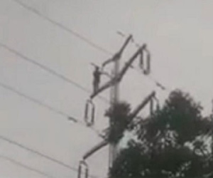 Clip: "Ngáo đá" trèo lên cột cao thế bị điện giật nổ như bom