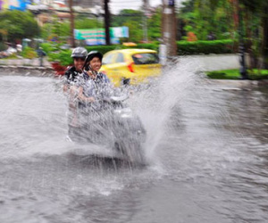 Người dân đắp bờ, tát nước mưa ra khỏi nhà