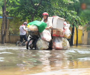 Người Hà Nội bì bõm lội nước sau cơn mưa lớn