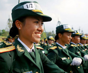 Nữ chiến sĩ đổ mồ hôi tập luyện diễu binh 2/9
