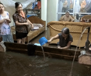 Phố phường Hà Nội ngập sâu sau cơn mưa lớn