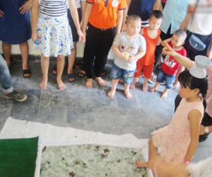 Phụ huynh nói gì sau khi cho con trải nghiệm đi trên thảm thủy tinh?