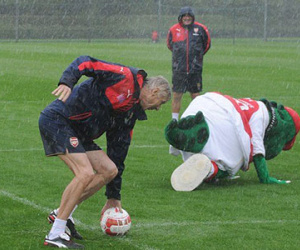 Chết cười màn đá penalty của thầy trò Wenger