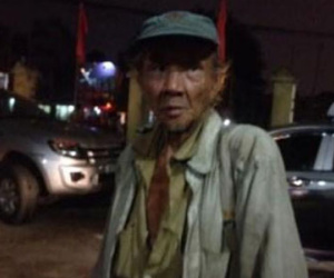 Cụ ông lang thang với chiếc ví rách chứa hơn chục triệu đồng