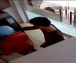 Nhờ người lạ rút ATM, mất sạch tiền trong tài khoản