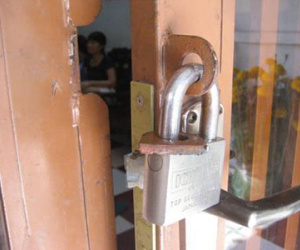 Trộm cắt cửa sổ vào nhà lấy hơn 100 triệu đồng