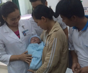 Bé trai bị đâm xuyên não ngủ ngoan khi xuất viện