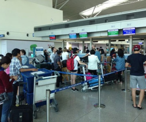 Cấm bay nửa năm với 3 hành khách