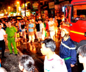 Cháy nhà 4 tầng ở quận 5, cứu 6 người trong nhà