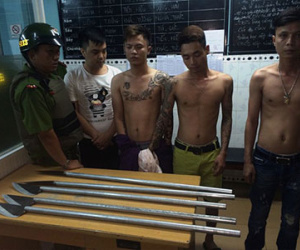 Giang hồ xăm trổ ở Sài Gòn dùng ôtô chở mã tấu đi hỗn chiến