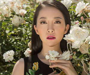 Linh Nga thả dáng trong khu vườn ở Beverly Hills