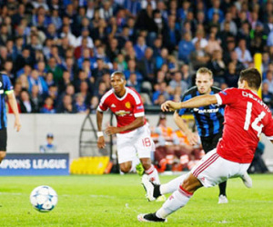 Vì sao Van Gaal ngao ngán khi Chicharito đá hỏng phạt đền?