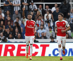 Arsenal chơi hơn người, thắng bằng bàn phản lưới