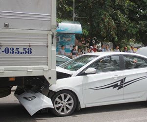 Bốn ôtô tông liên hoàn khi dừng đèn đỏ