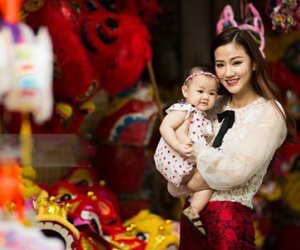 Maya đưa con dạo chơi trên đường phố Hà Nội
