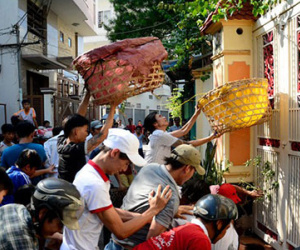 Tranh nhau hứng tiền cúng cô hồn bằng lồng gà ở Sài Gòn