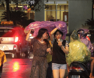 Đội mưa xem tổng duyệt diễu binh, diễu hành kỷ niệm Quốc khánh 2.9