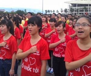 Hơn 12.000 bạn trẻ ở Hà Nội tham gia chào cờ, hát quốc ca