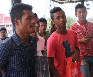 U19 Myanmar nghỉ tập đi mua sắm trước trận gặp U19 Việt Nam