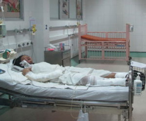 Bé gái bán vé số bị mẹ đốt đang nhiễm trùng huyết